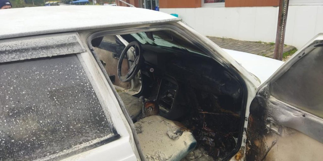 Acil Servis Önüne Park Edilen Otomobil Yandı