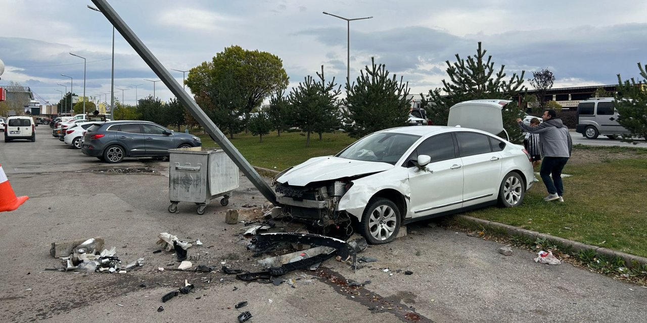 Sürücüsünün Fren Yerine Gaza Bastığı Otomobil, Direk İle Park Halindeki Araçlara Çarptı