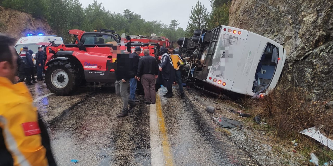 Bursa'da, Otobüs İle Otomobil Çarpıştı: 1 Ölü, 3 Yaralı
