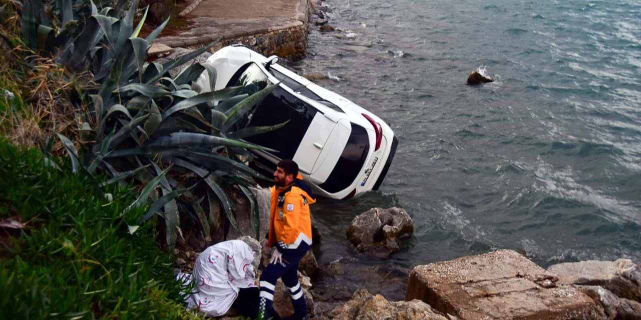 Otomobiliyle 17 Metre Yükseklikte Deniz Kıyısındaki Kayalıklara Yuvarlandı: 1 Yaralı