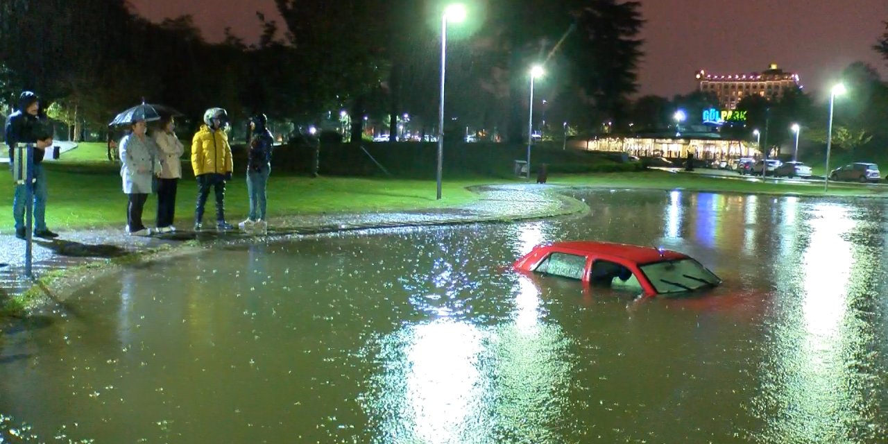 Bursa'da Otomobil Süs Havuzuna Düştü