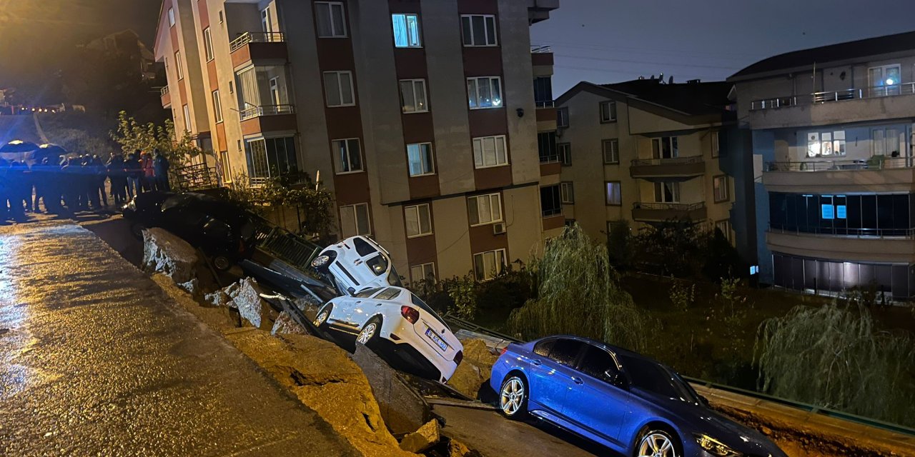Bursa'da Sağanak Nedeniyle Çöken İstinat Duvarının Çukuruna Park Halindeki 4 Araç Düştü