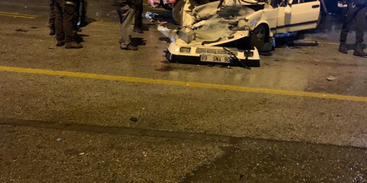 Ankara'da Otomobille Kamyonet Çarpıştı: 5 Yaralı