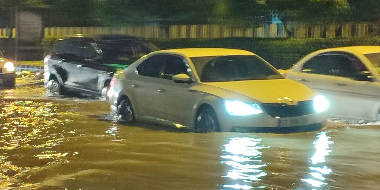 Mersin'de Şiddetli Yağmur Ve Fırtına Hayatı Olumsuz Etkiledi
