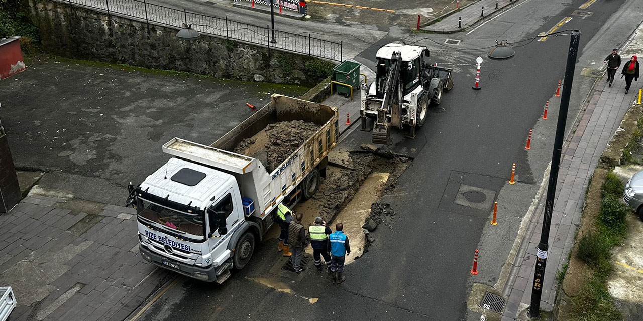 Rize’de Çökme Meydana Gelen Ziraat Yolu Onarılıyor