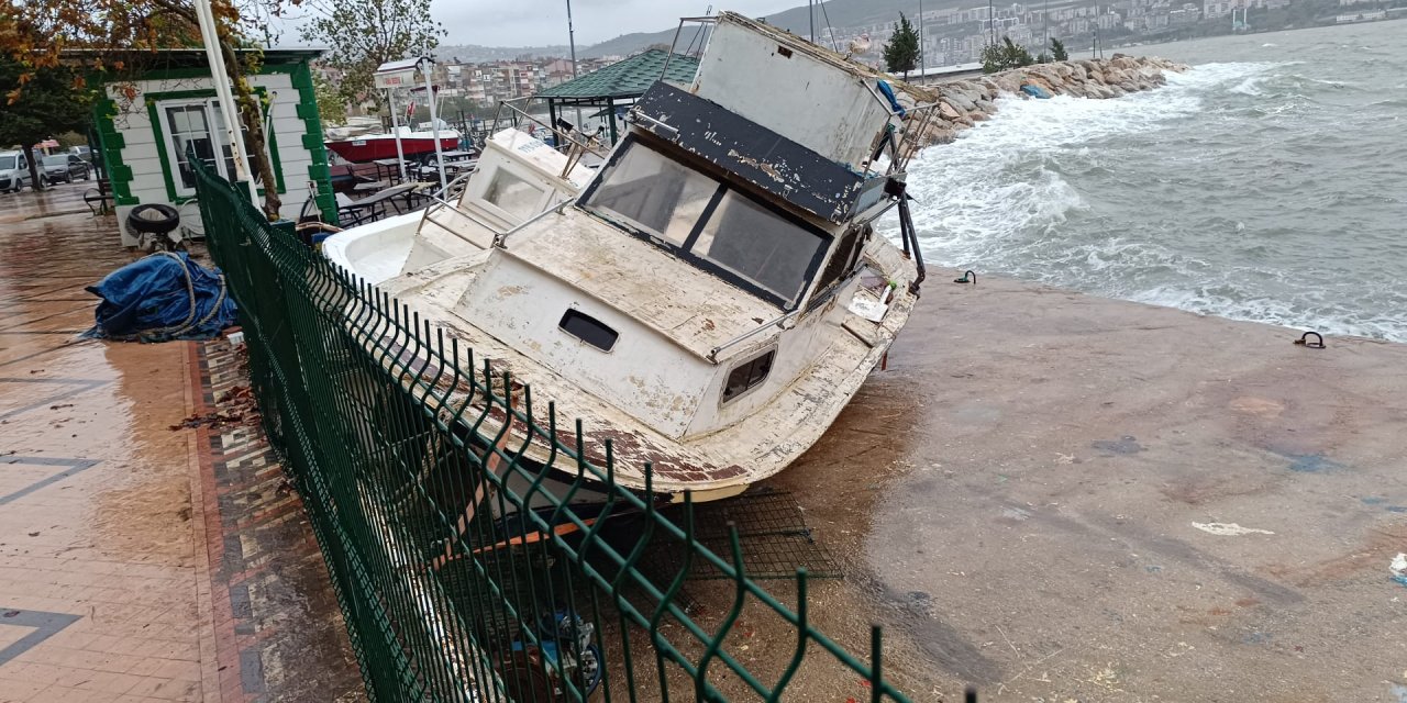 Gemlik’te Sağanak Ve Fırtına; Tekneler Karaya Vurdu