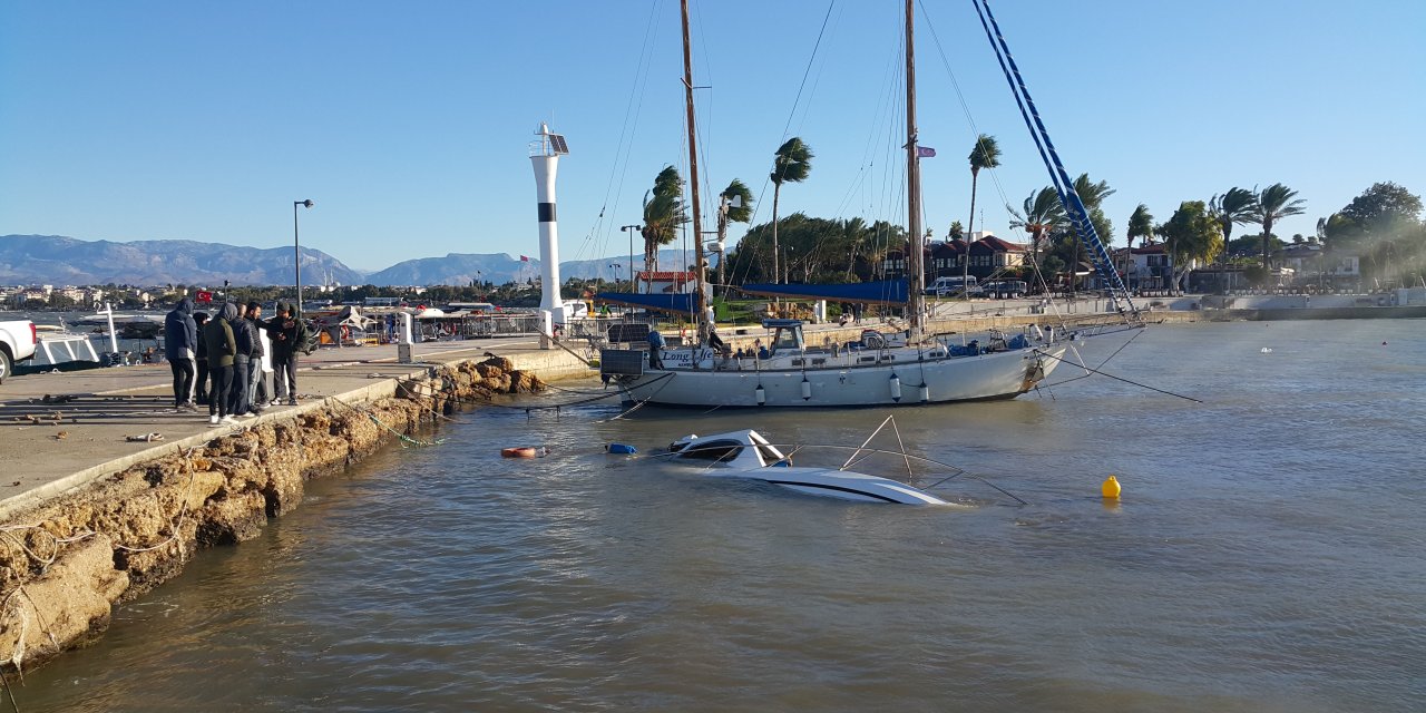 Antalya'da Fırtına; Ağaçlar Devrildi, Tekne Battı