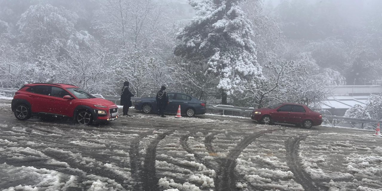 Uludağ'da Kar Kalınlığı 50 Santimi Aştı; Araçların Zincirsiz Çıkışına İzin Verilmiyor