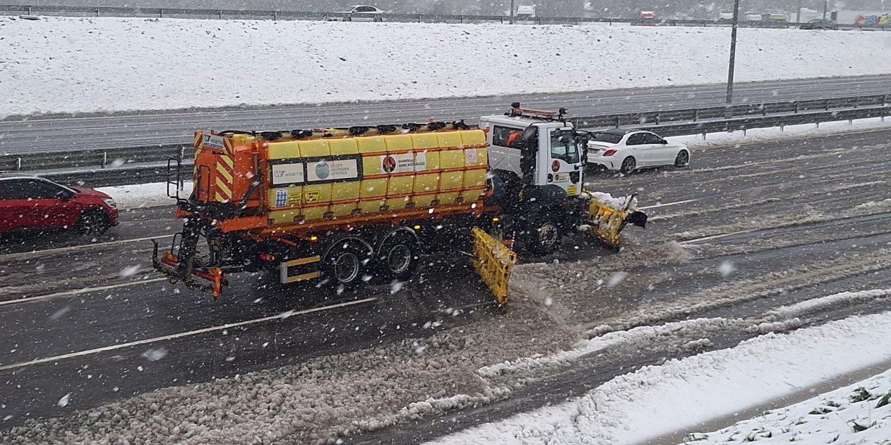 Tem Otoyolu'nda Ulaşıma 'Kar' Engeli; Araç Kuyrukları Oluştu