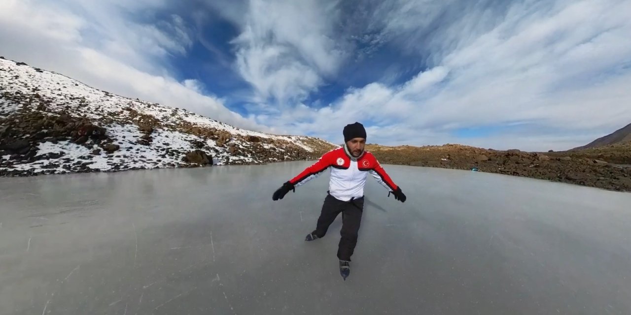 3 Bin 549 Rakımlı Keşiş Dağı'ndaki Gölette Buz Pateni