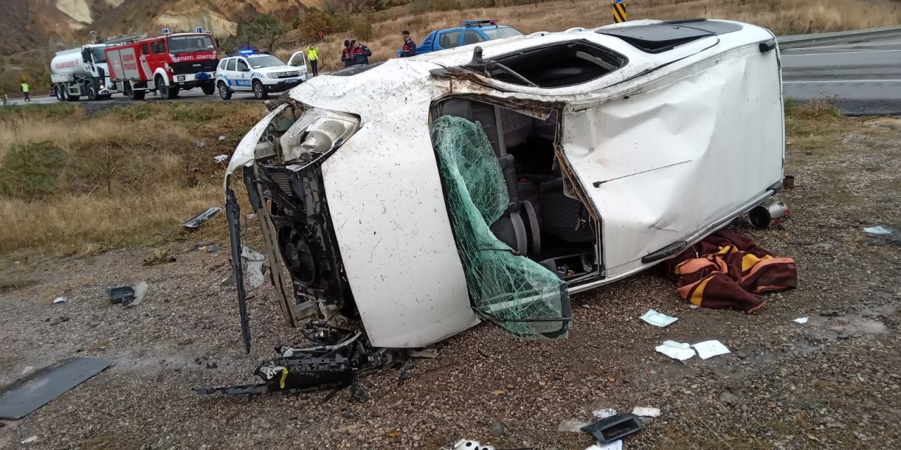 Sivas'ta Hafif Ticari Araç, Devrildi: 3 Yaralı