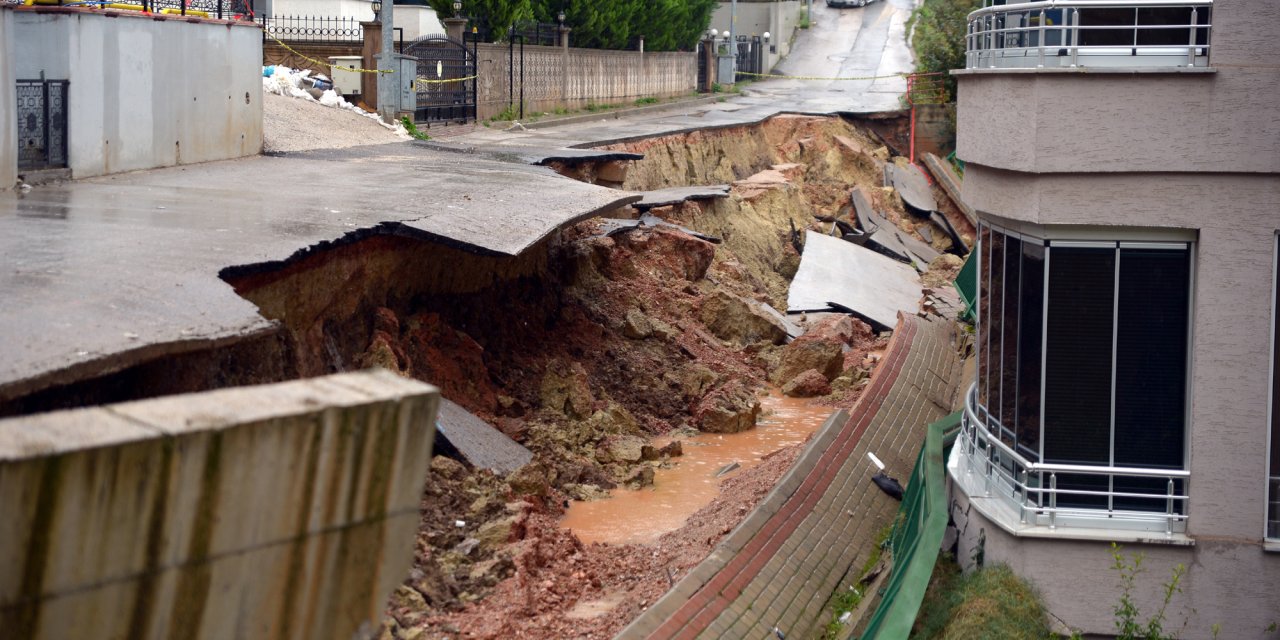 Bursa'da Çöken Yol, Yağıştan Sonra Yeniden Yapılacak