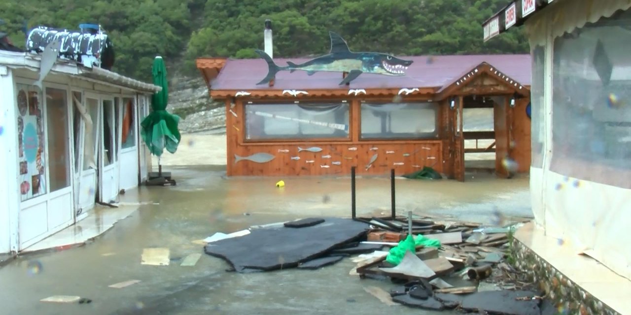 (Geniş Haber) Şile'de Fırtına: Dere Taştı, Yollar Göle Döndü