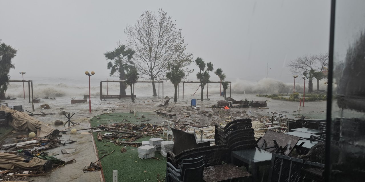 Zonguldak'ta Sağanak Ve Fırtına; Ağaçlar Devrildi, Gemi Karaya Oturdu (5)