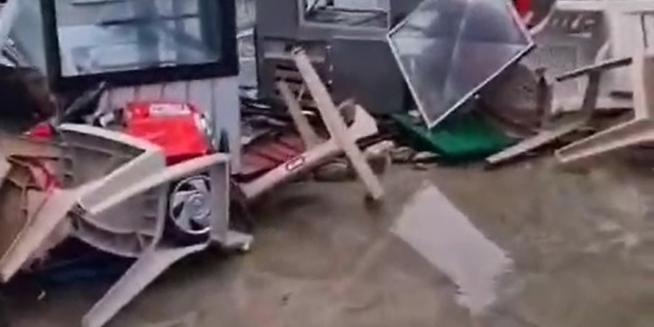 Yalova'da Sağanak Ve Fırtına; Deniz Taştı, Tekneler Parçalandı (2)