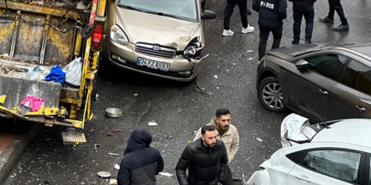 Bağcılar'da Çöp Kamyonu Çok Sayıda Araca Çarparak Durabildi-1