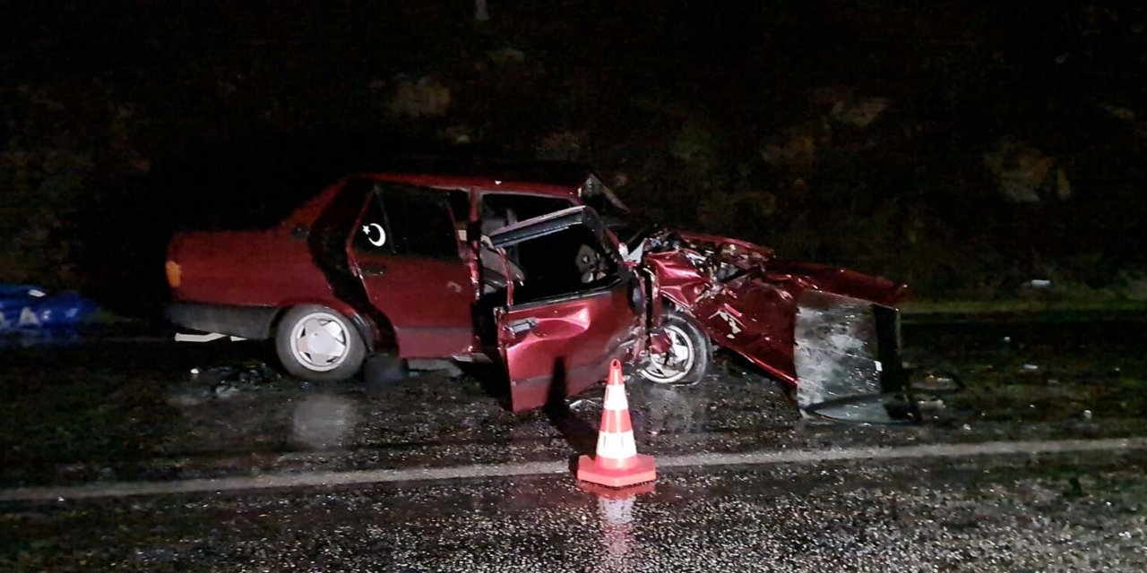 İzmir'de Otomobiller Çarpıştı; Belediye Personeli Öldü, Sürücü Ağır Yaralı