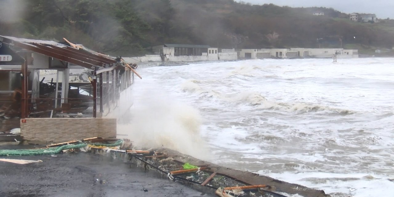 Sarıyer'de Dalgaların Vurduğu 5 İş Yerinde Hasar Oluştu