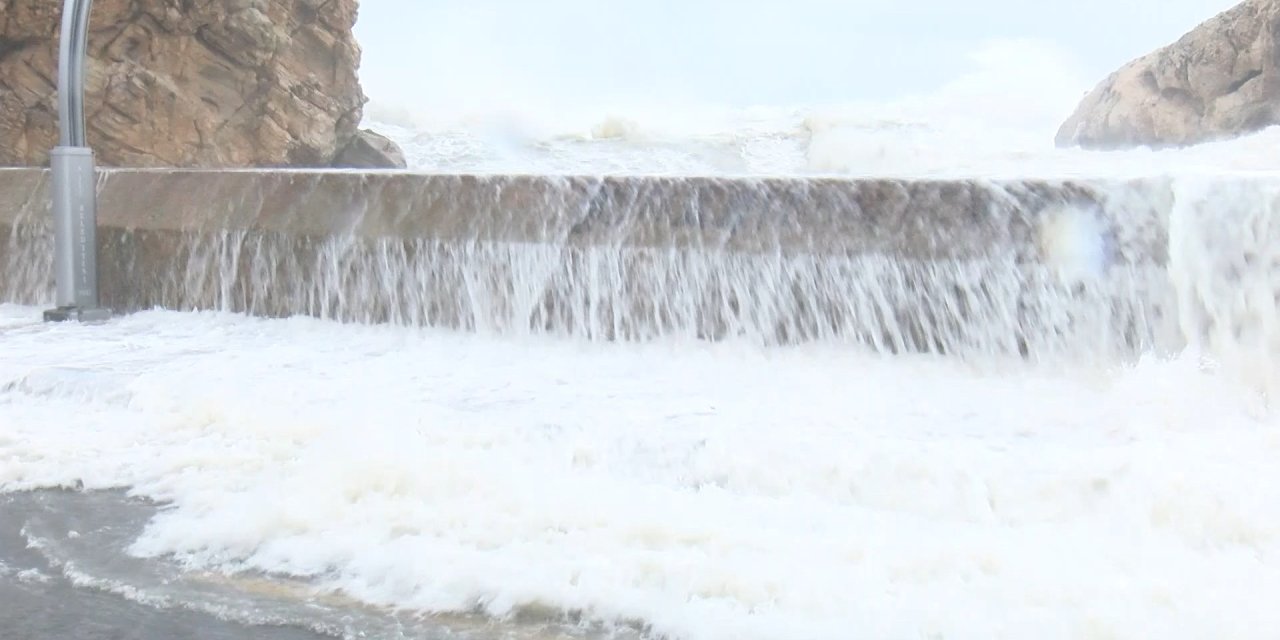 Şile'de Dalgalar Yola Kadar Ulaştı