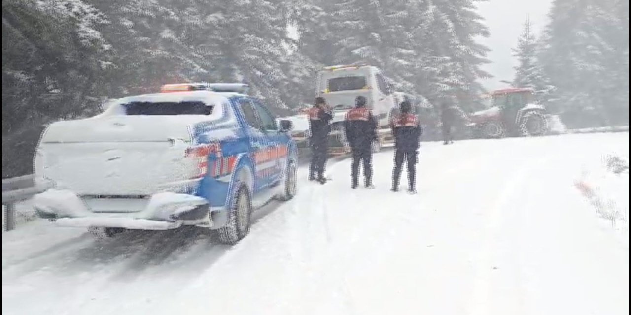 Yedigöller Yolunda Karda Mahsur Kalan 4 Kişi Kurtarıldı