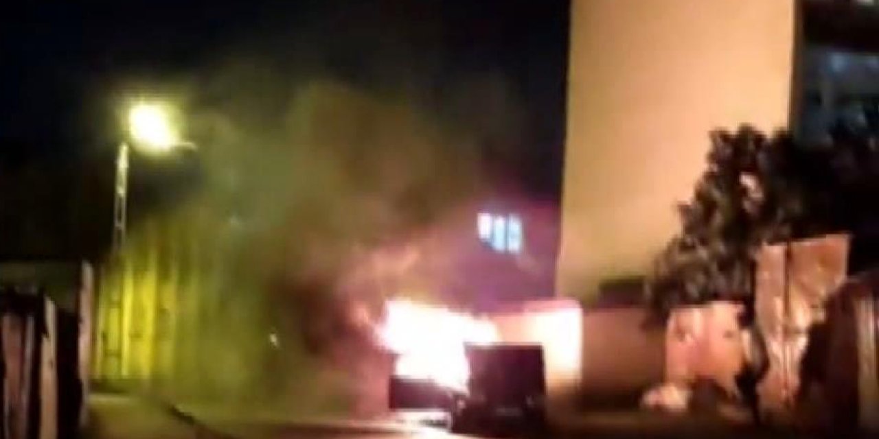 Arnavutköy'de Park Halindeki Otomobil Alev Alev Yandı