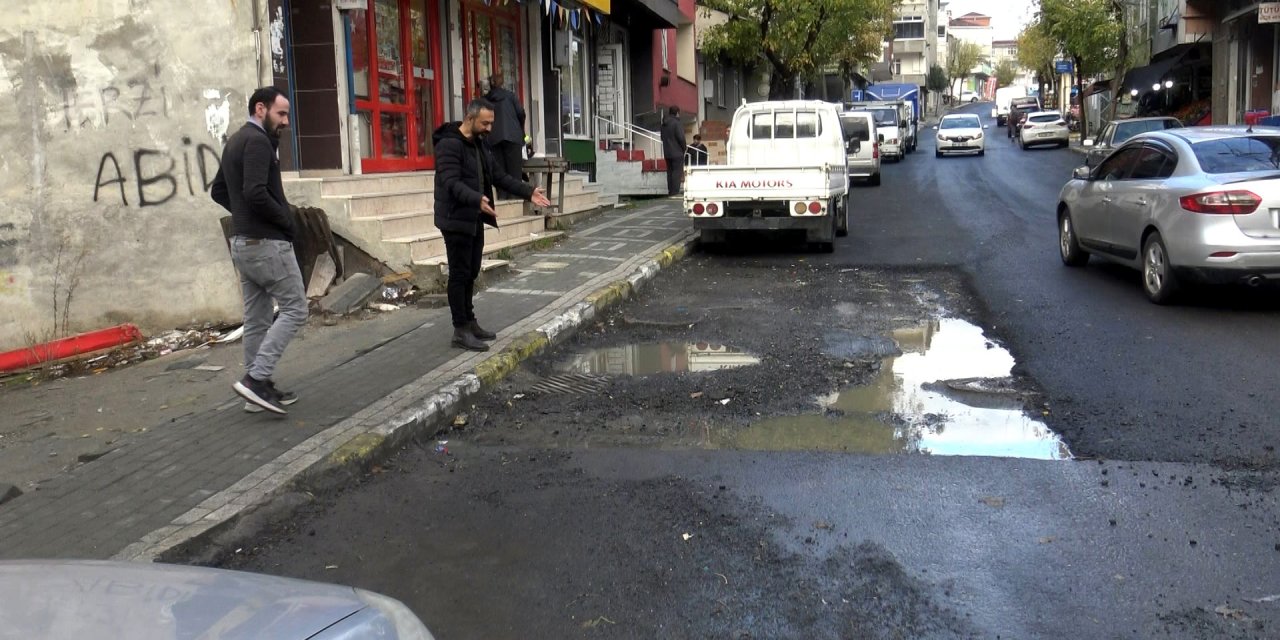 Avcılar'da Park Engeline Takılan Yol Asfaltsız Kaldı