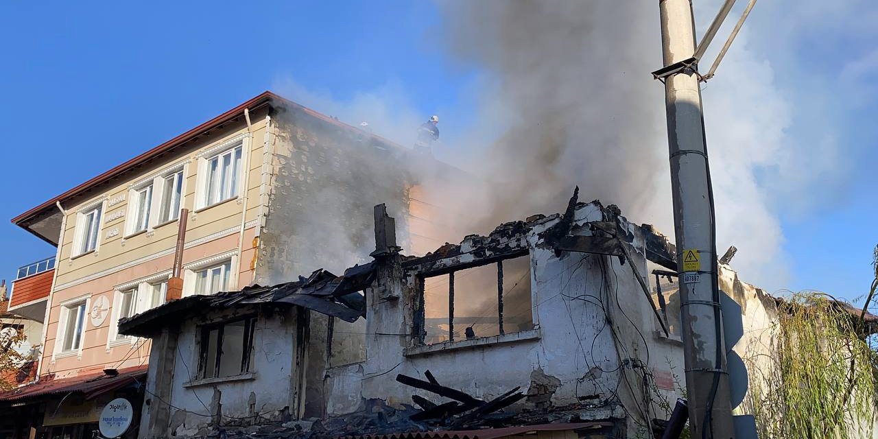 2 Katlı Metruk Bina Yandı