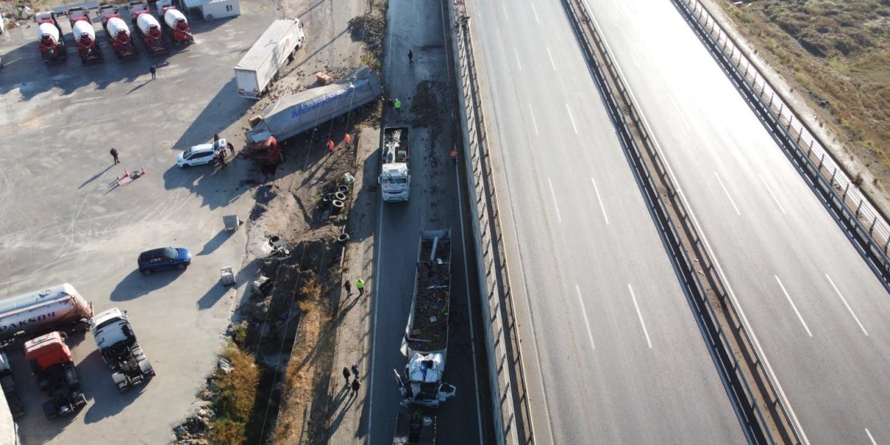 Eskişehir'de 2 Tır, Köprüden Bağlantı Yoluna Uçtu: 2 Şoför Ağır Yaralı