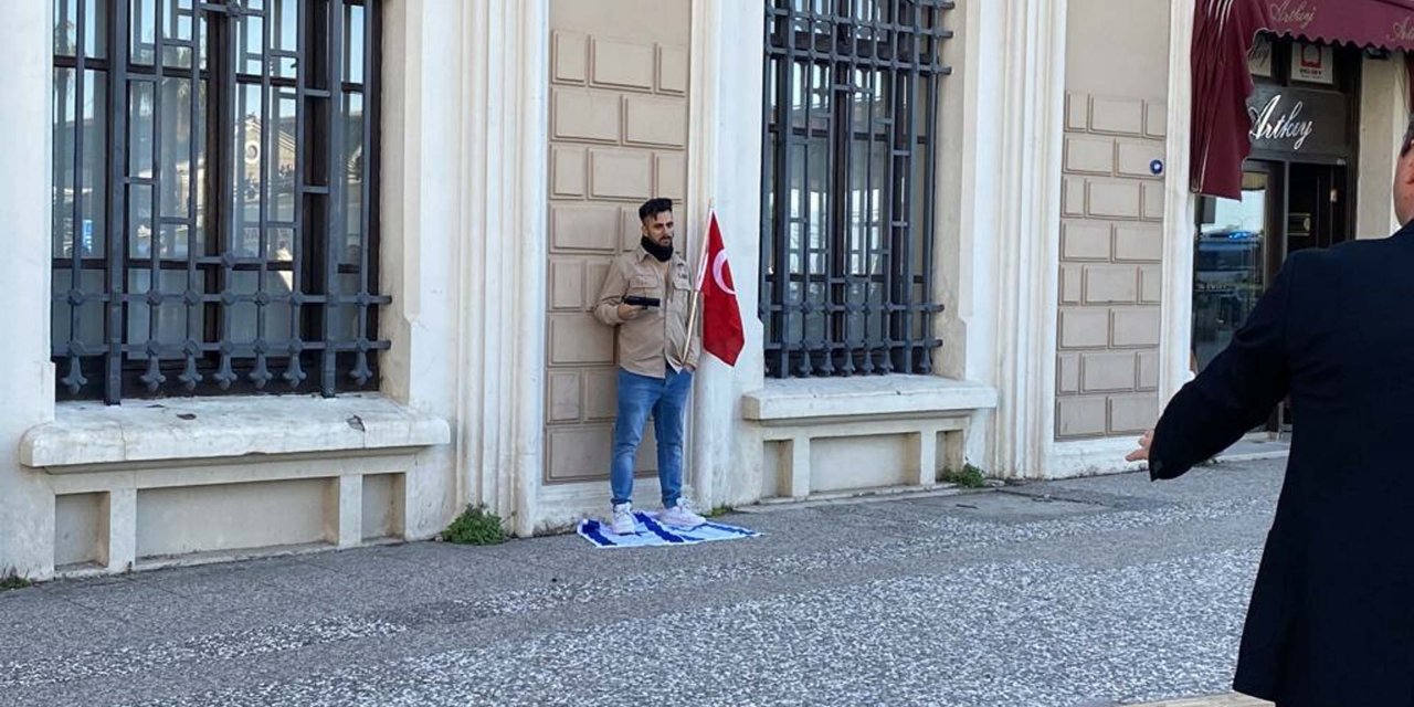 İzmir'de İsrail Protestosu; Başına Tabanca Dayadı, Polis İkna Etmeye Çalışıyor