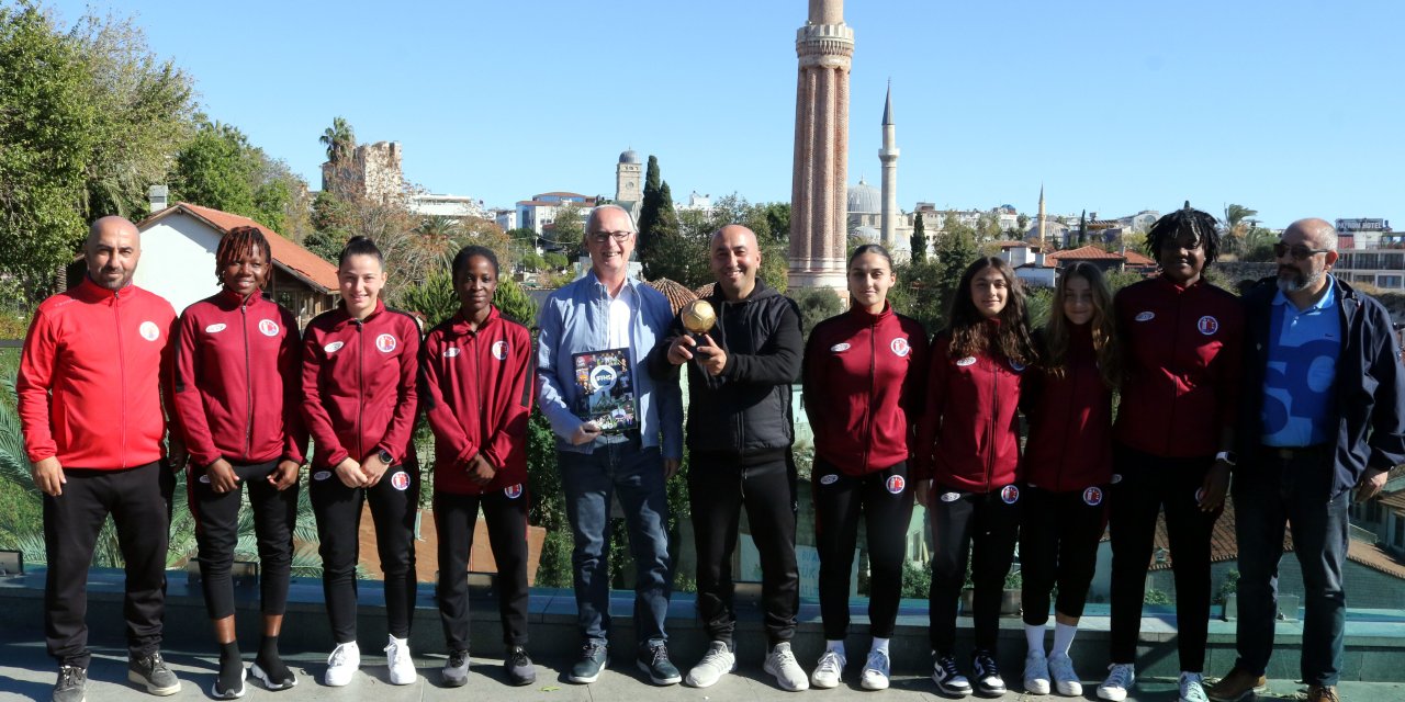 1207 Antalyaspor Kadın Futbol Takımı'na Ödül