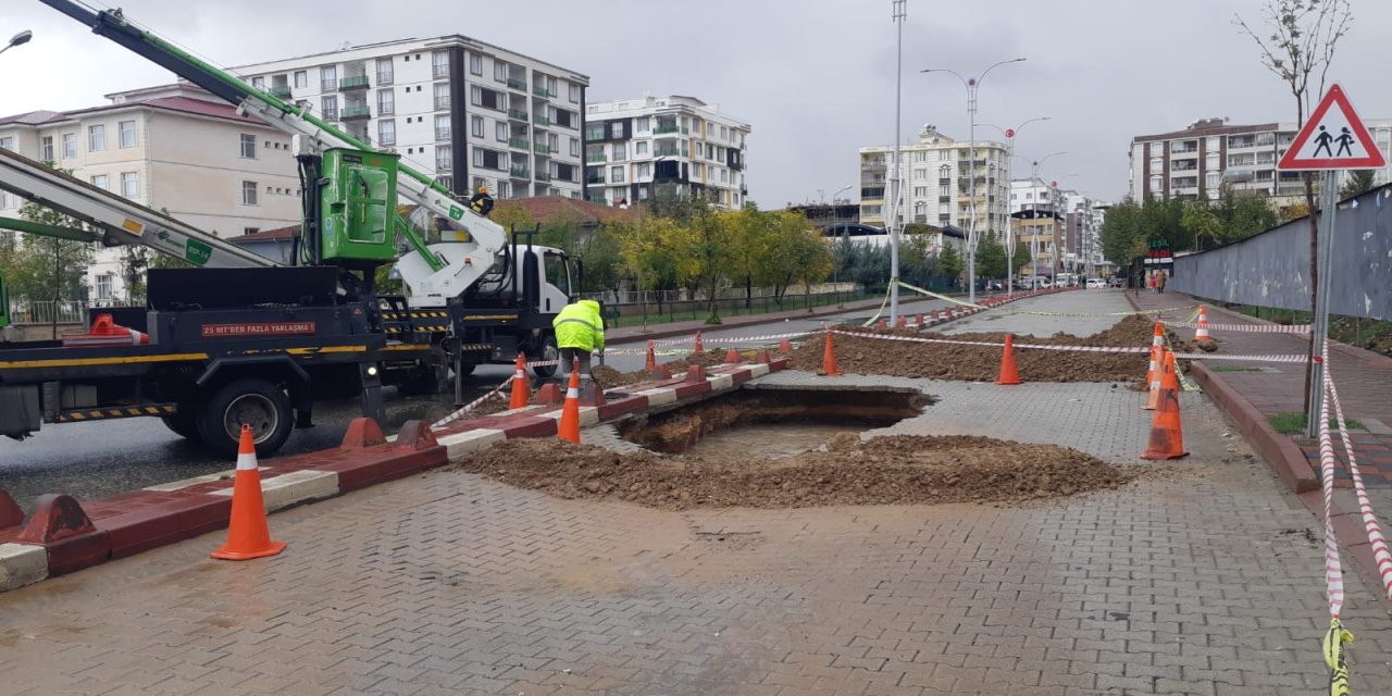 Sağanak Nedeniyle Yol Çöktü, Cadde Trafiğe Kapatıldı