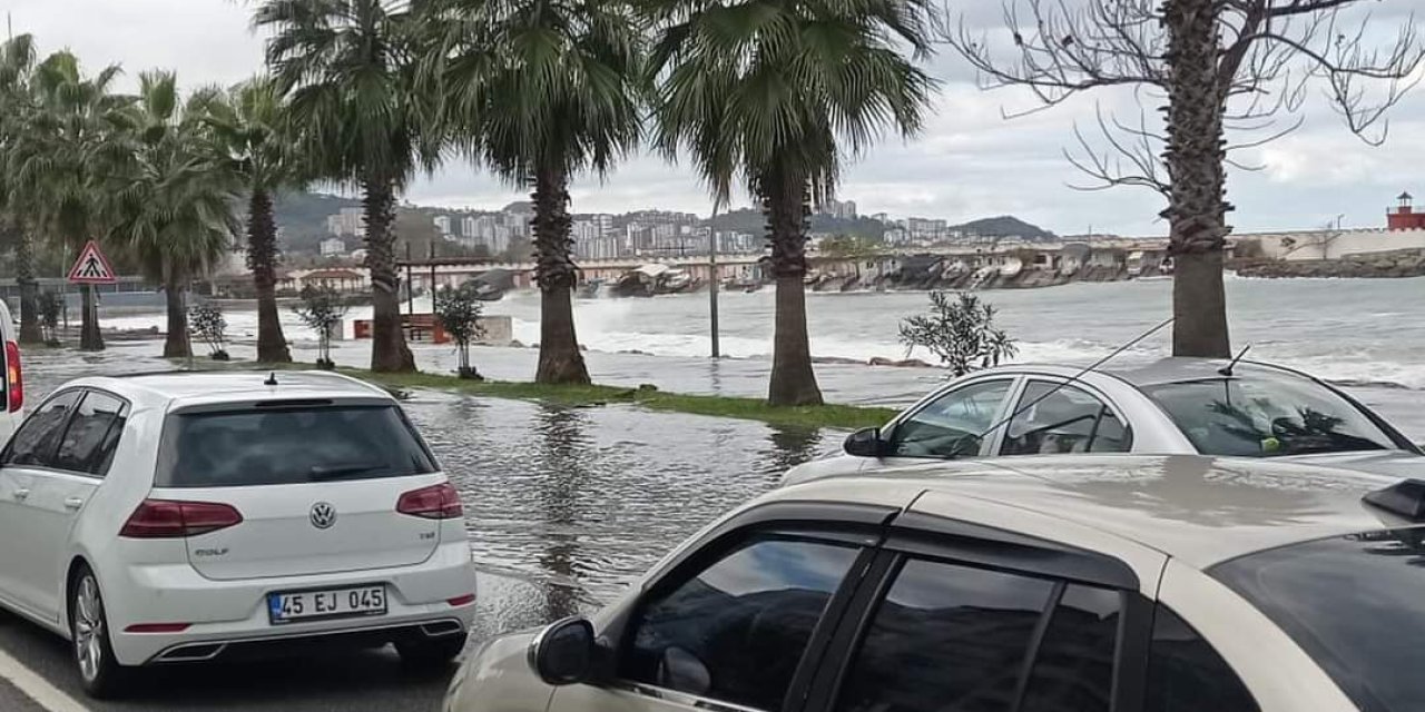 Dev Dalgalar, Karadeniz Sahil Yolu'na Ulaştı