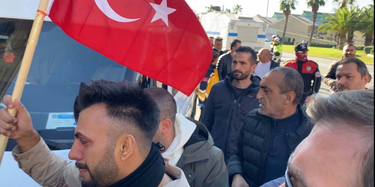 İzmir'de İsrail Protestosu; Başına Tabanca Dayadı, Teslim Oldu (2)