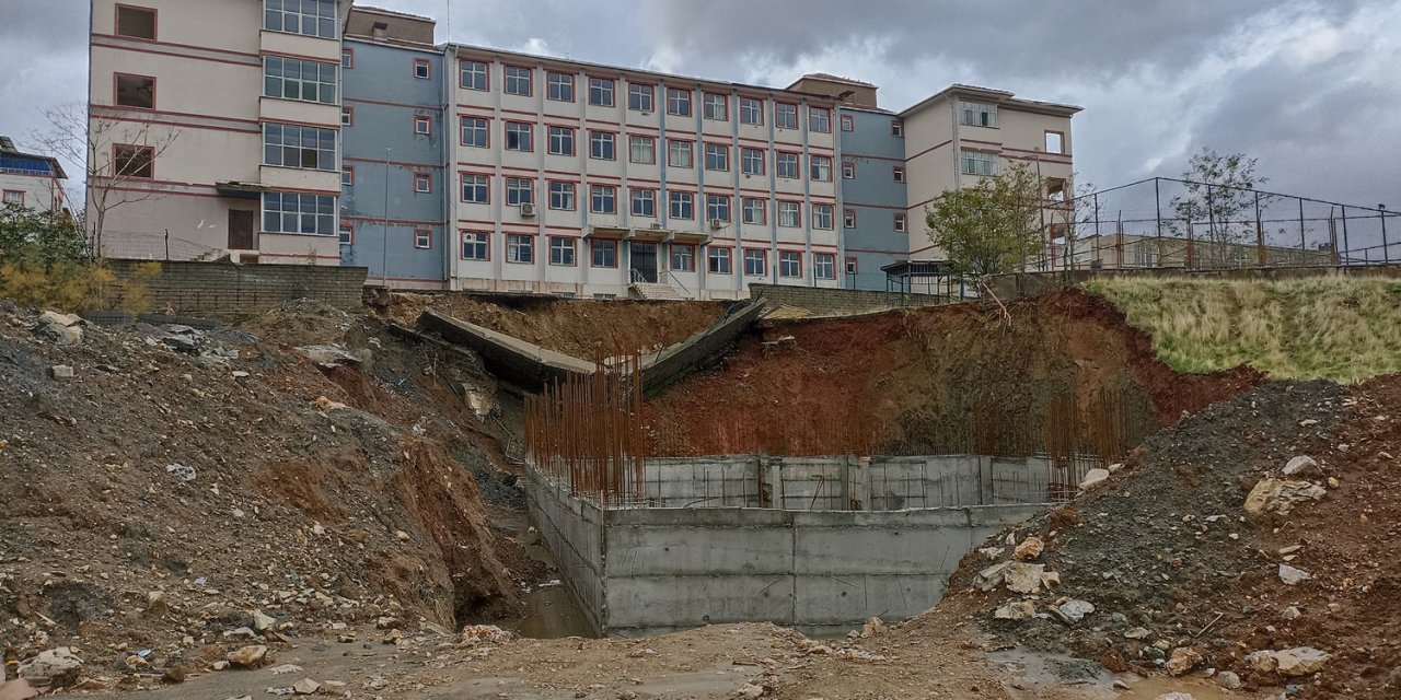 Sason’da Okulun İstinat Duvarı Yıkıldı