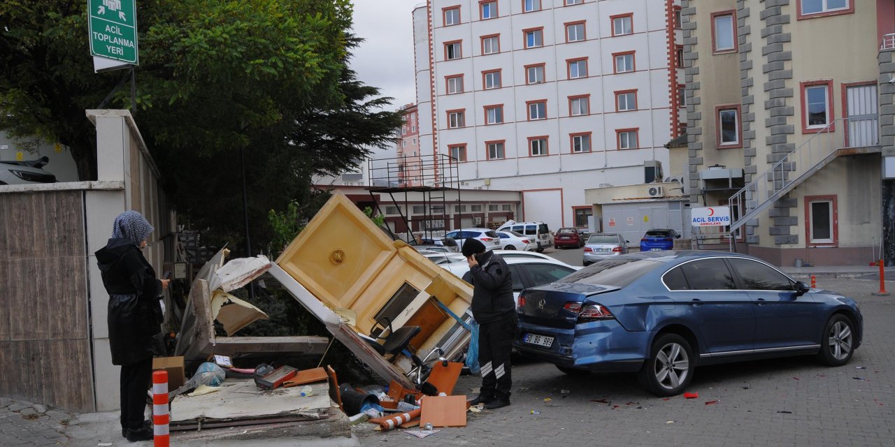 Otomobil, Güvenlik Kulübesi İle 3 Araca Çarptı; Sürücü Yaralı