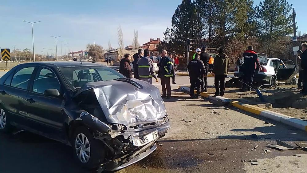Sivas'ta iki otomobil çarpıştı: 1 ölü 3 yaralı