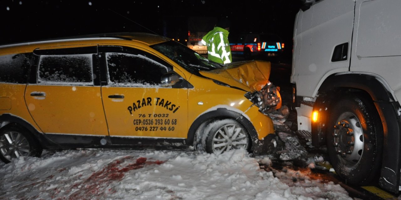 Kars’ta Kar Esareti; Çok Sayıda Araç Buzlanma Nedeniyle Yolda Mahsur Kaldı