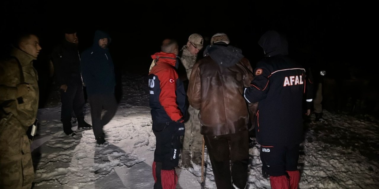 Ağrı'da Mahsur Kalan 3 Çoban Ve 3 Bin Küçükbaş, Afad Tarafından Kurtarıldı