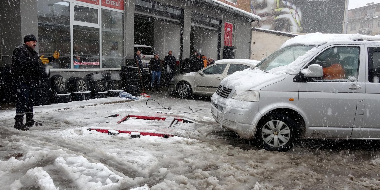 Kar Yağdı, Lastikçilerde Kış Lastiği Kuyruğu Oluştu