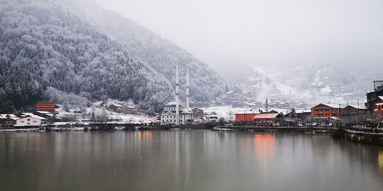 Uzungöl’e mevsimin ilk karı yağdı, göl çevresi beyaz örtüyle kaplandı