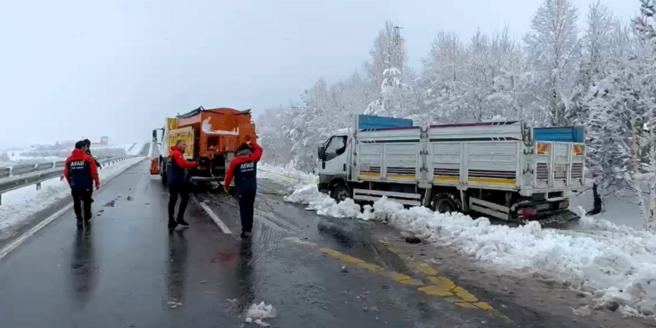 Ardahan'da Kar Yağdı, Kaldırımlar Buz Tuttu, Okullar Tatil Edildi