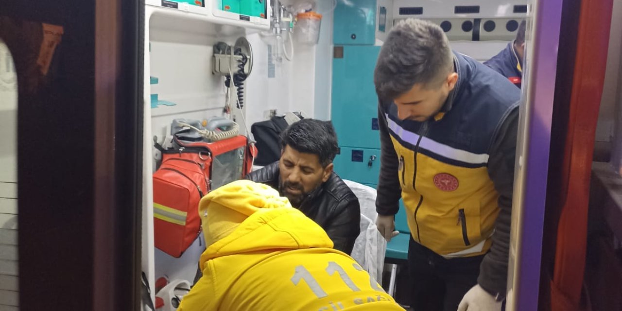 3 Saatlik Çalışma İle Köy Yolu Açıldı; Ayağı Kırılan Hastaya Ulaşıldı