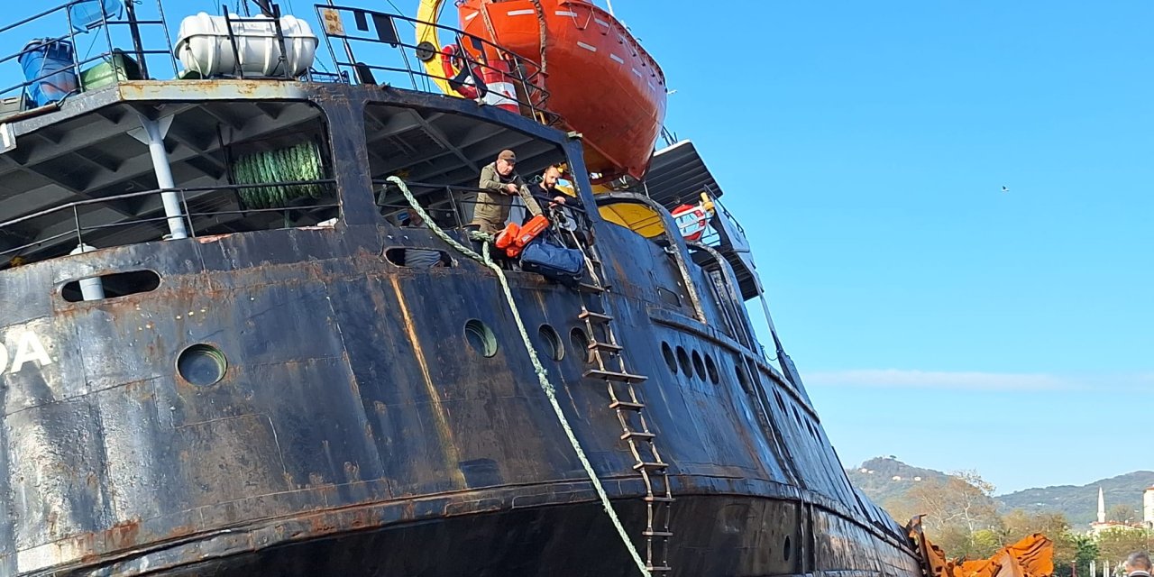 Fırtınada İkiye Bölünen Gemi, Havadan Görüntülendi (2)