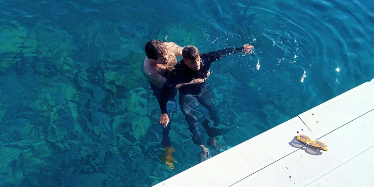 Ayağına Kum Torbası Bağlayıp Denize Atladı, Gazeteciler Kurtardı