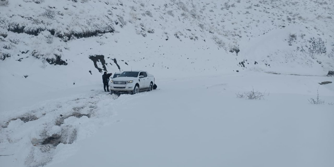 Siirt- Pervari Kara Yolunda Mahsur Kalan 8 Araç Kurtarıldı