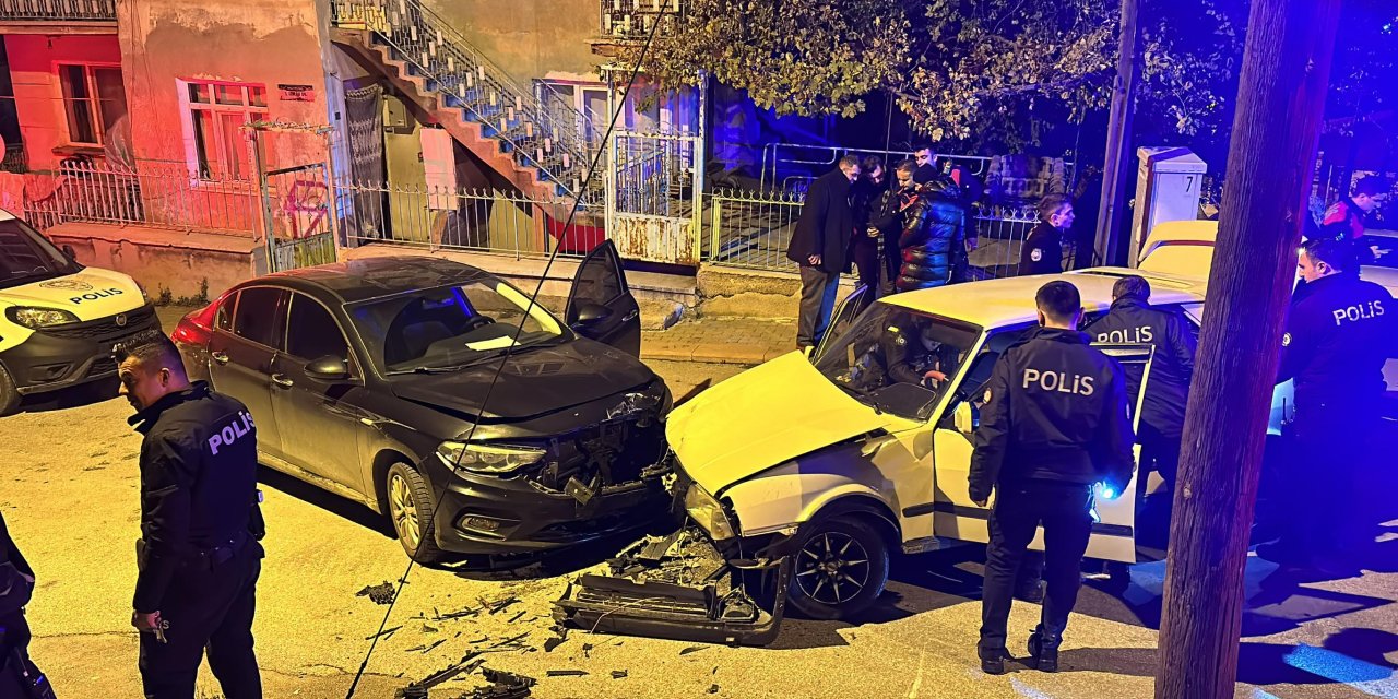 Takip Sırasında Otomobiliyle Polis Aracına Çarpan Ehliyetsiz Sürücüye 41 Bin Lira Ceza