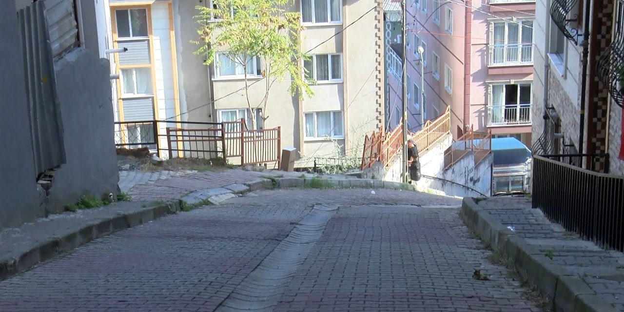 Kağıthane'de Yokuştan Kayan Araç Apartman Bahçesine Düştü