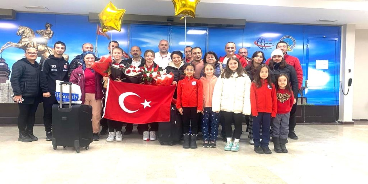 Gençlerde Dünya İkincisi Sporcular, Samsun'da Çiçeklerle Karşılandı