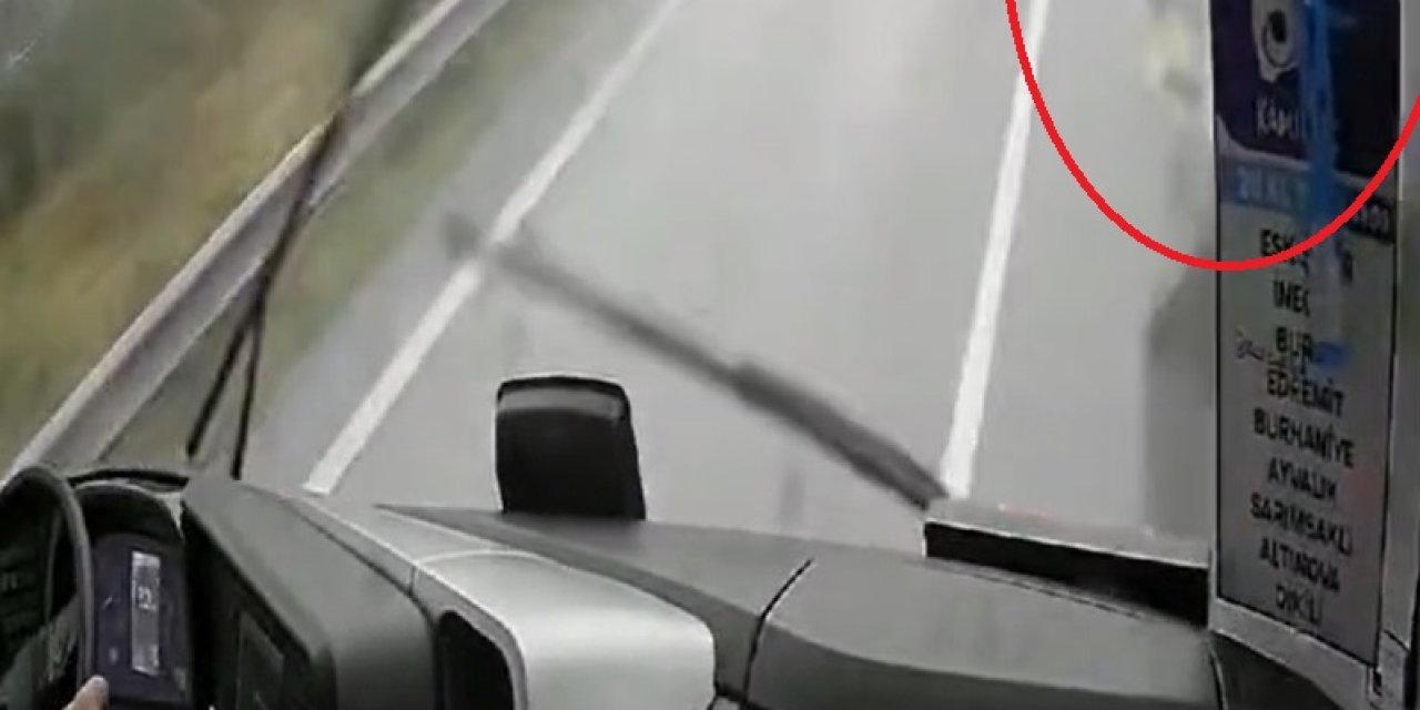 Yolcu Otobüsü, Aniden Şerit Değiştiren Hafriyat Kamyonuna Çarptı; Kaza Anı Kamerada