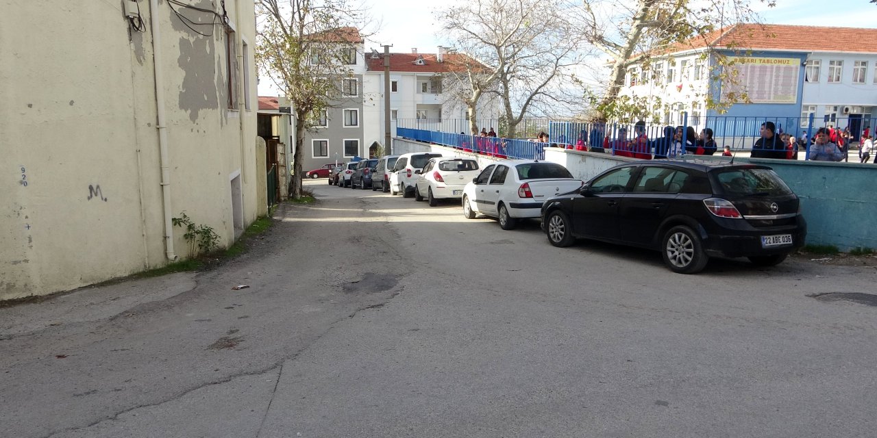 Okul Önünde Bacağından Vuruldu